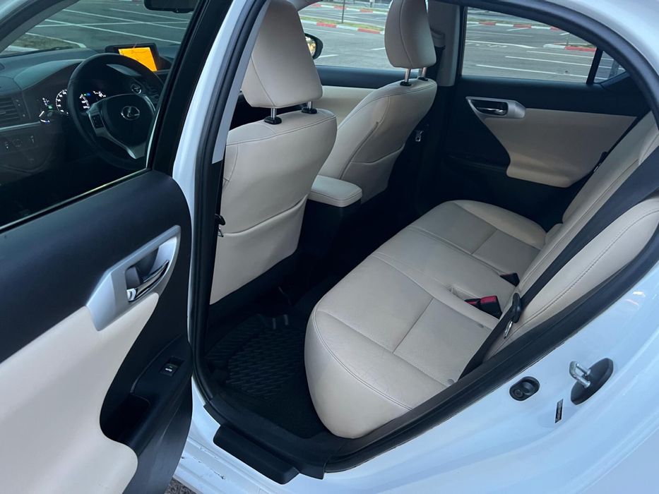 Lexus CT200h km Reali