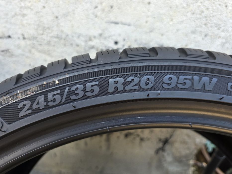 Vand două anvelope de iarna kumho  245 35 20 dot 2723