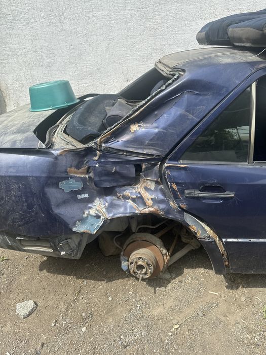 продам мерседес E 300  писать по вацапу