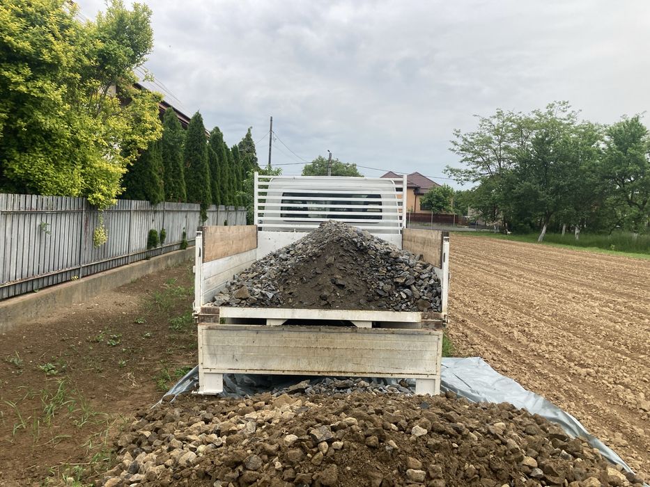 Transport cu auto de 7.5 Tone nisip, pamant vegetal, umplutura, piatra de cariera precum si alte materiale.