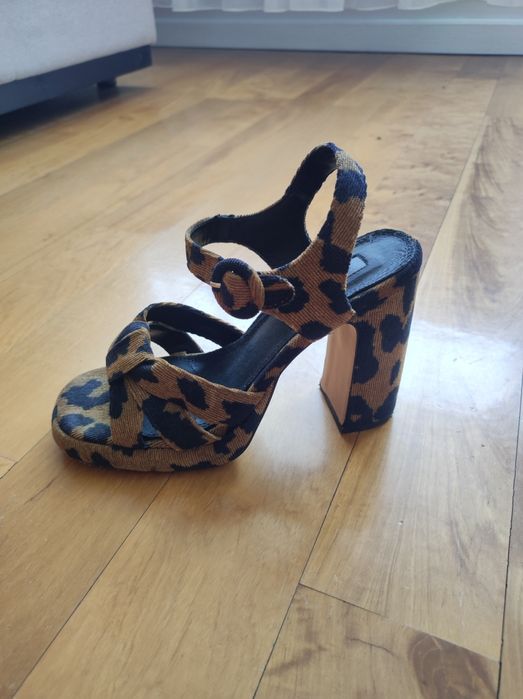 Ефектни обувки на ток