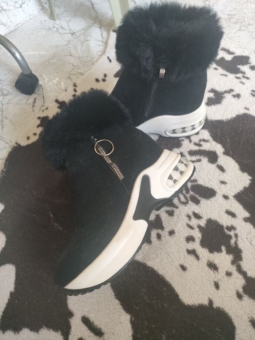 Дамски велурени топли боти