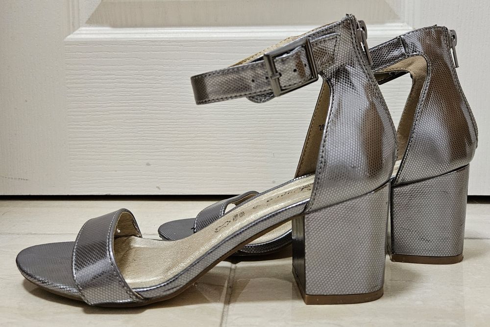 Sandale cu toc 6cm din piele argintie, 37, stare ff buna