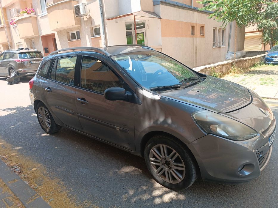 Продавам лек автомобил Рено Клио сив цвят цена 2500ЕВ.тел за връзка 0899953122.наско от гр София