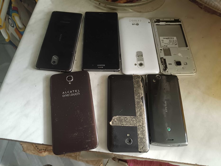 Продавам стари телефони