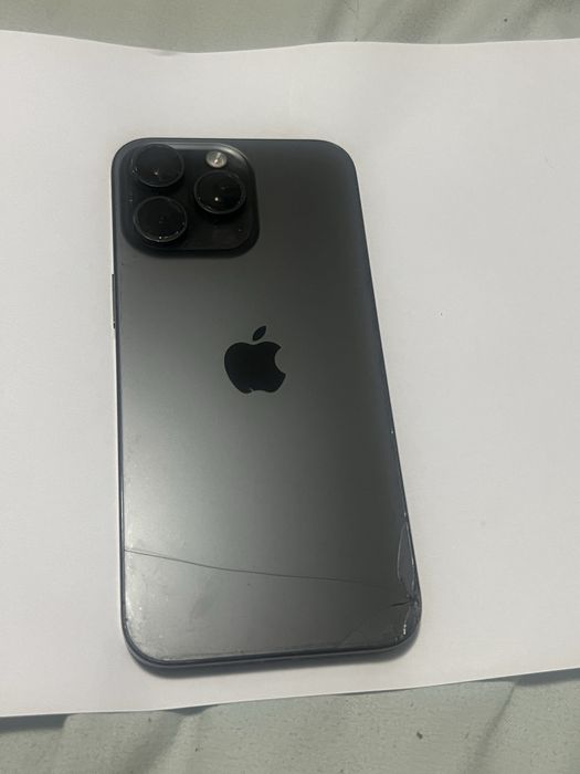 Vand iphone 12 pro max impecabil 256 gb baterie 100 la 100 putin fisurat pe spate un pic de tot nu deranjeaza