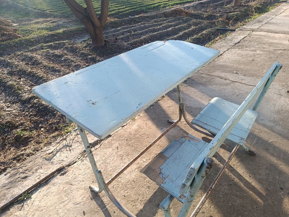 Oʻquv stol  sotiladi