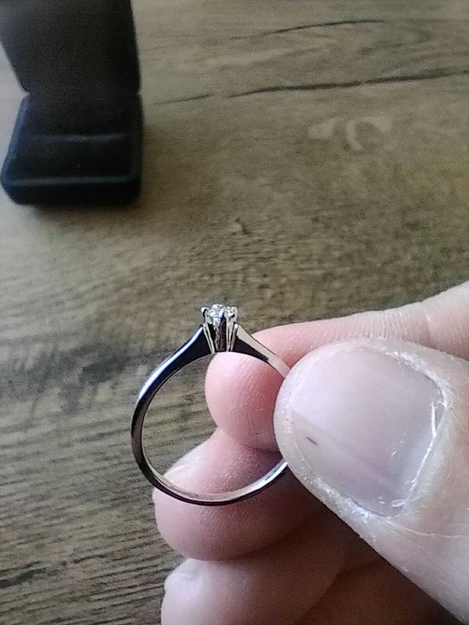 Продавам годежен пръстен