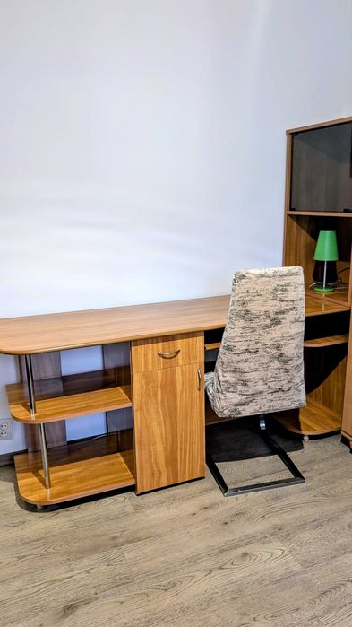 Birou calculator + raft + scaun + draperii + bonus veioză