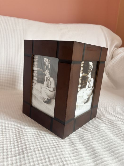 Фотоалбуми в стилна дървена кутия с въртяща основа