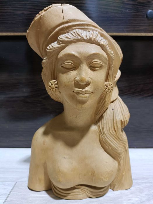Деревянная статуэтка девушки