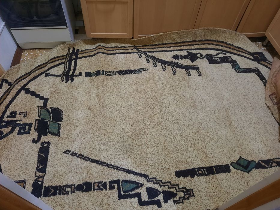 Продаётся ковёр полукруглый