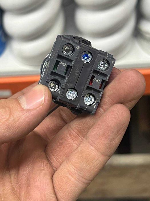 Кнопка запуска / остановки с подсветкой