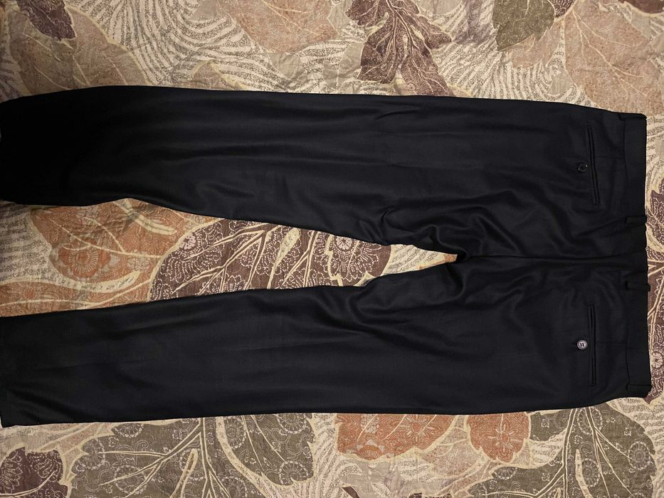 Costum bleumarin din doua piese.Marimi : sacoul (50);pantaloni (54)
