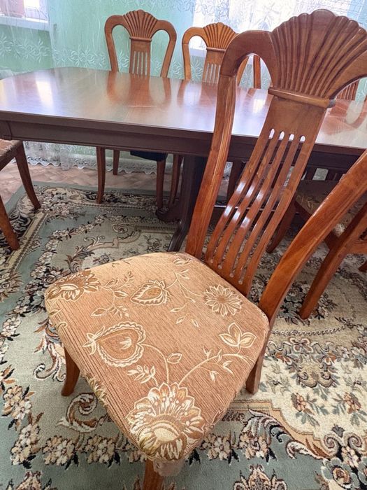 Гостиный стол ,стулья