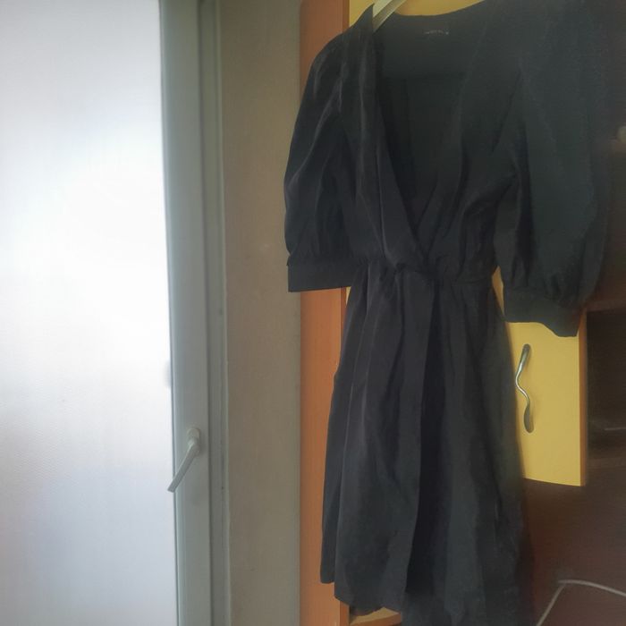 Diferite haine de damă, sacouri bluze, cămăși, rochii.