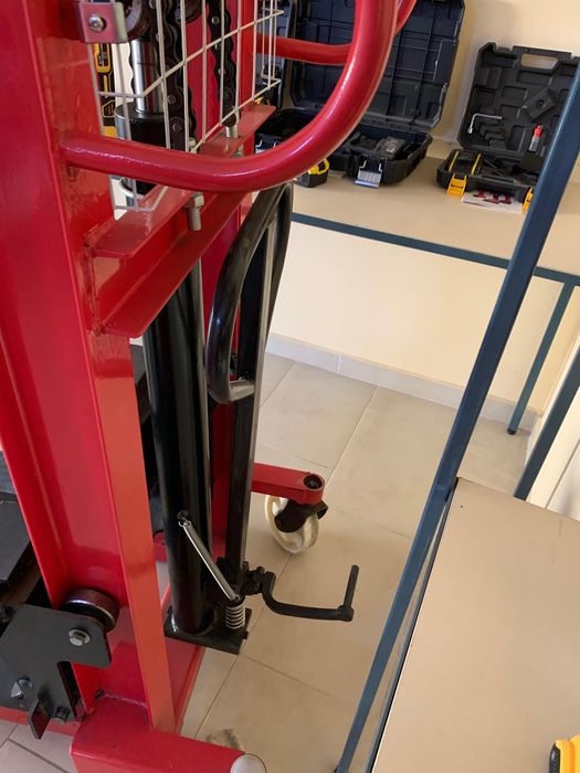 Стакер високоповдигач хидравличен