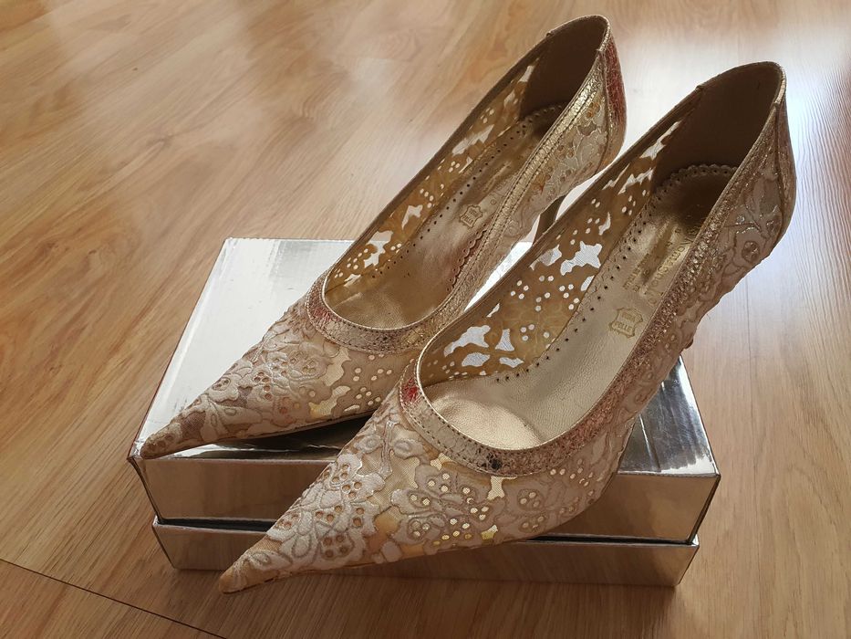 Pantofi de dantela alba cu auriu marimea 39 toc 7cm