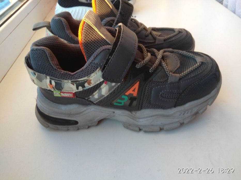 Продам кросовки весенние