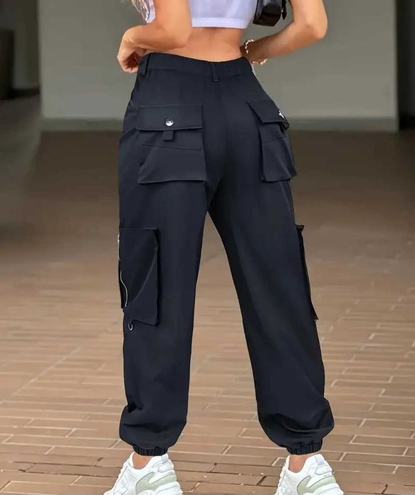 Спортен черен карго панталон с джобове