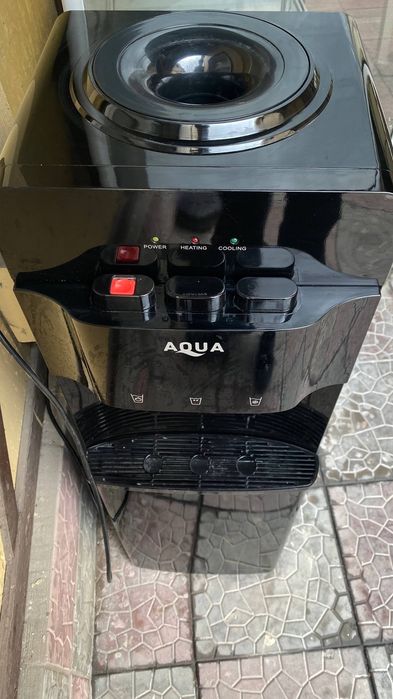 Кулер с водой.