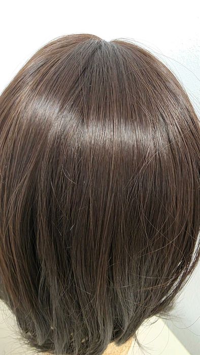 Perucă HAIRCUBE scurtă șaten închis, dreaptă în straturi, sintetică