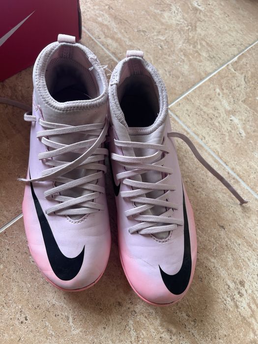 Детски бутонки за футбол Nike