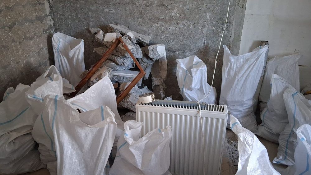 Debarasam moloz mobila veche din poduri apartamente becuri  din curte  pentru mai multe detalii nu ezitați să ne contactați