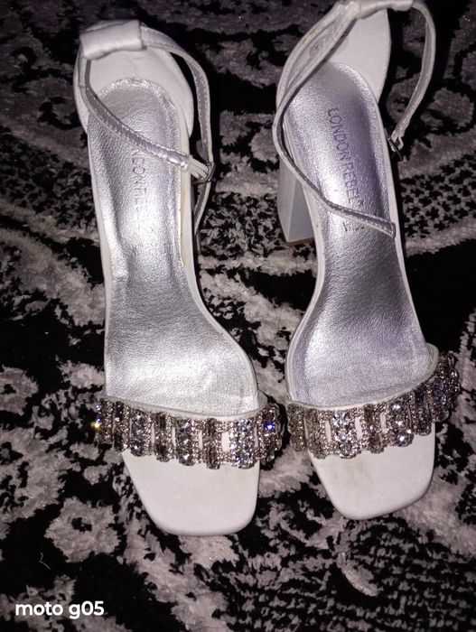 Vând sandale elegante noi