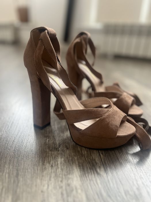 Босоножки замшевые