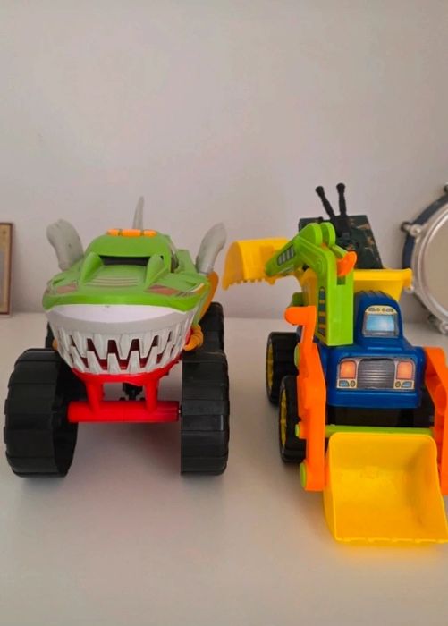Jucarii: masina Monster truck si excavator