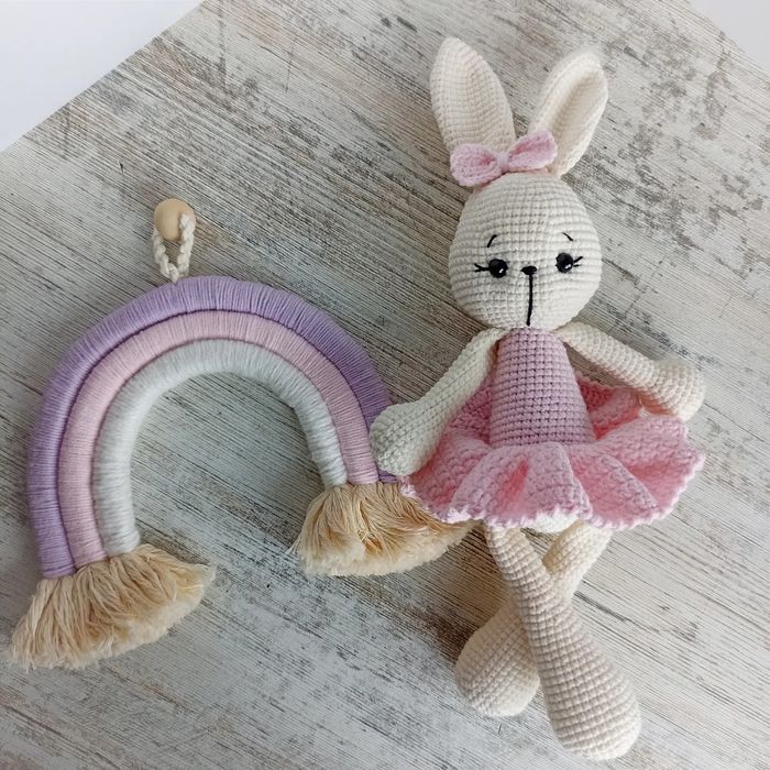 Вязаная игрушка - зайка