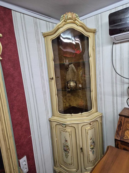 Vitrină de colț în stil venețian