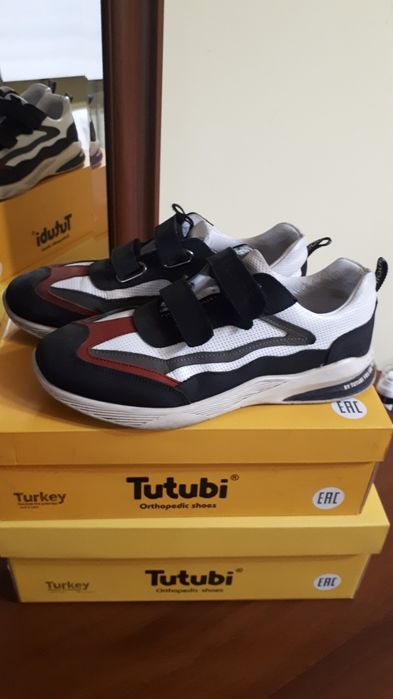 Стильные кроссовки для подростка