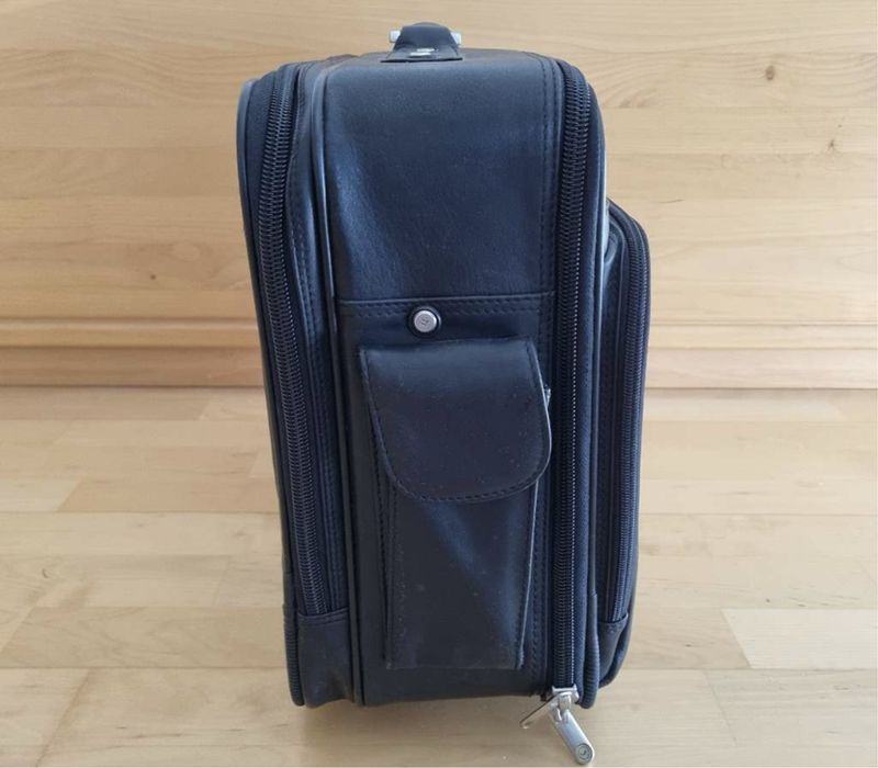 Чемодан кожаный черный