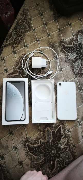 Продам iPhone XR 64  gb [белый]
