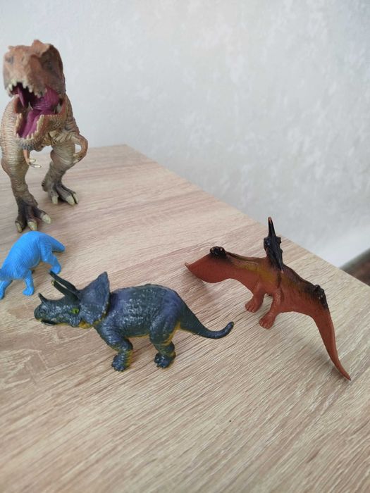 Фигурки динозавров