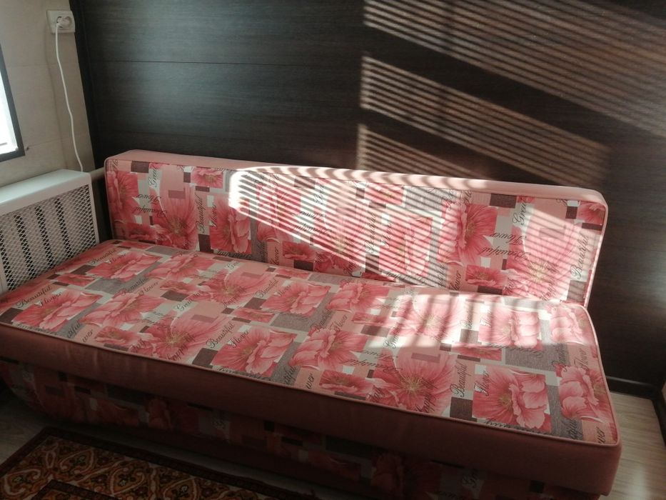 Диваны  продаю для гостиной, детской, ковры.