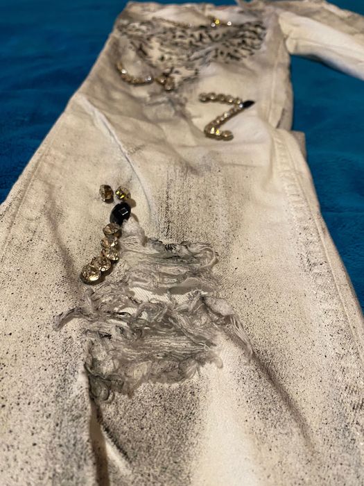 Бели дънки с камъни