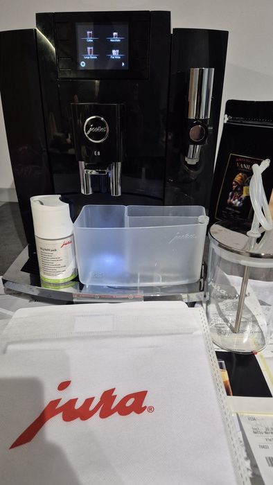 Vand espresor Jura E8 ca nou ocazie