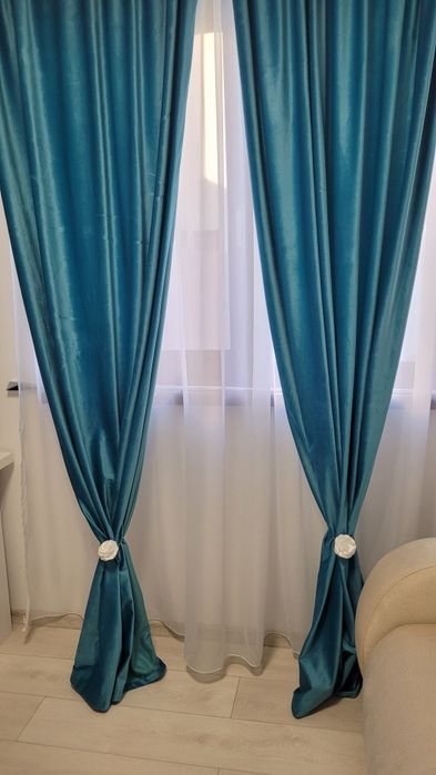 Vand perdele albe sau draperie albastru marin