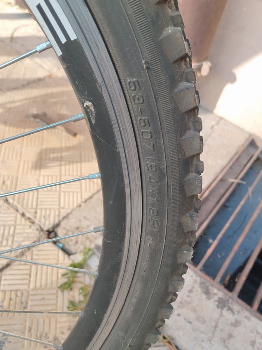 Продавам детски велосипед 24" с амортисьори и 18 скорости.