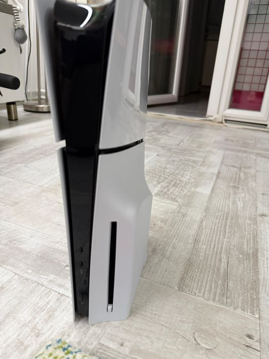 Playstation 5 cu două jocuri