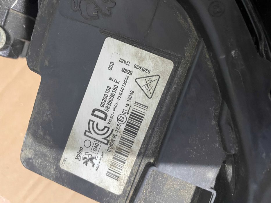Far dreapta Peugeot 2008  / 208 An 2019 - 2024 cod 9833036180