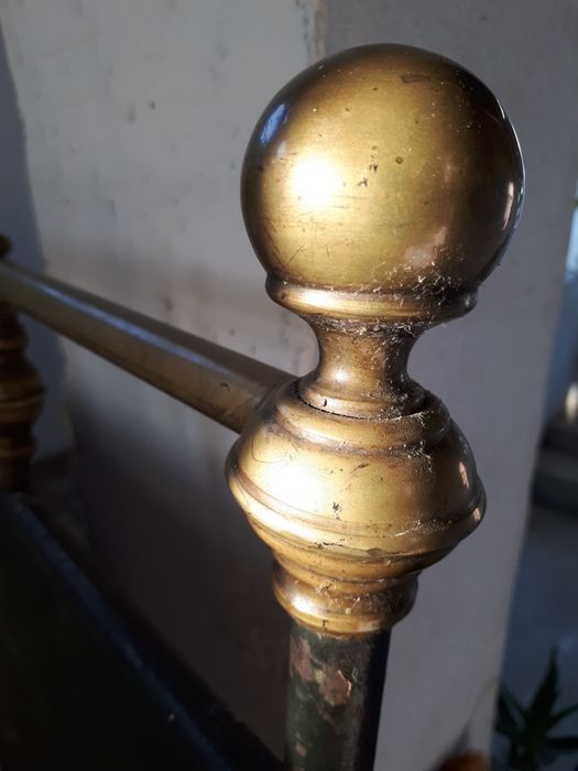 Рисувано легло с бронз.