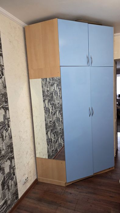 Шкаф с встроенным зеркалом