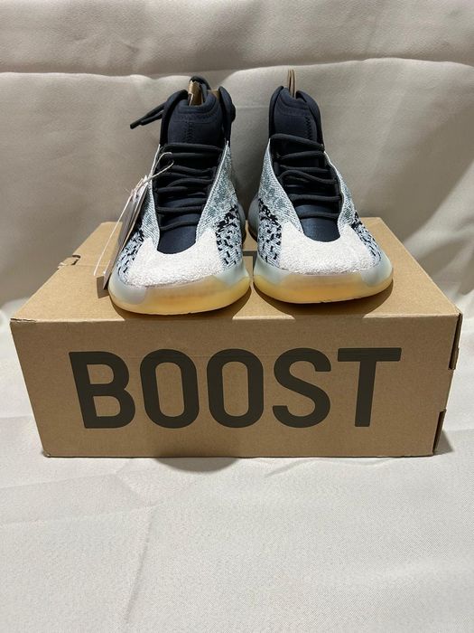 Yeezy Quantum noi cu eticheta