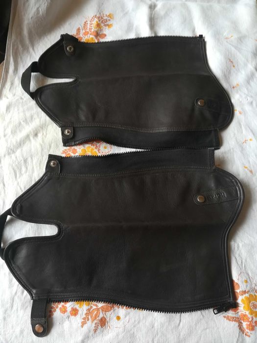 Продавам чисто нови кожени чапси