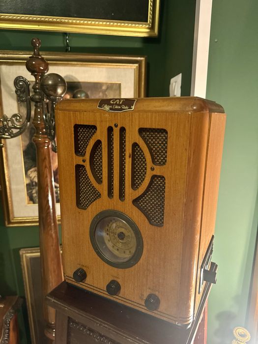 Radio deosebit din lemn