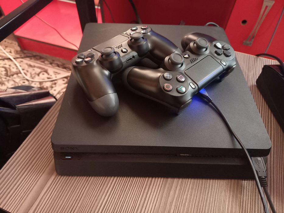 PS4 slim tiniq ideal o'yinlari bor 2 djoystik bor plombasi bor